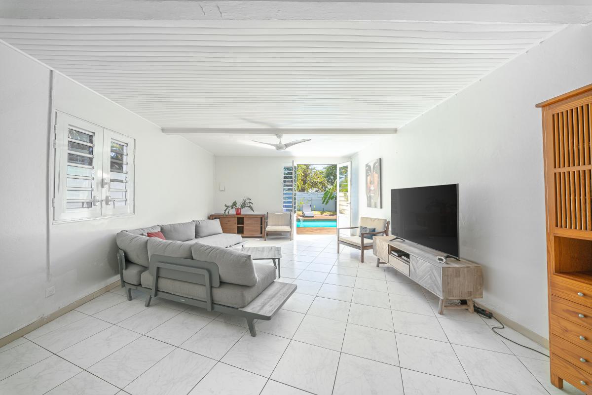 sejour-lumineux-cuisine-equipee-villa-diamant 8